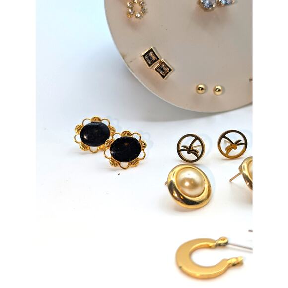 Lot of 25 Pair of Gold Tone Earrings - Picture 3 of 9